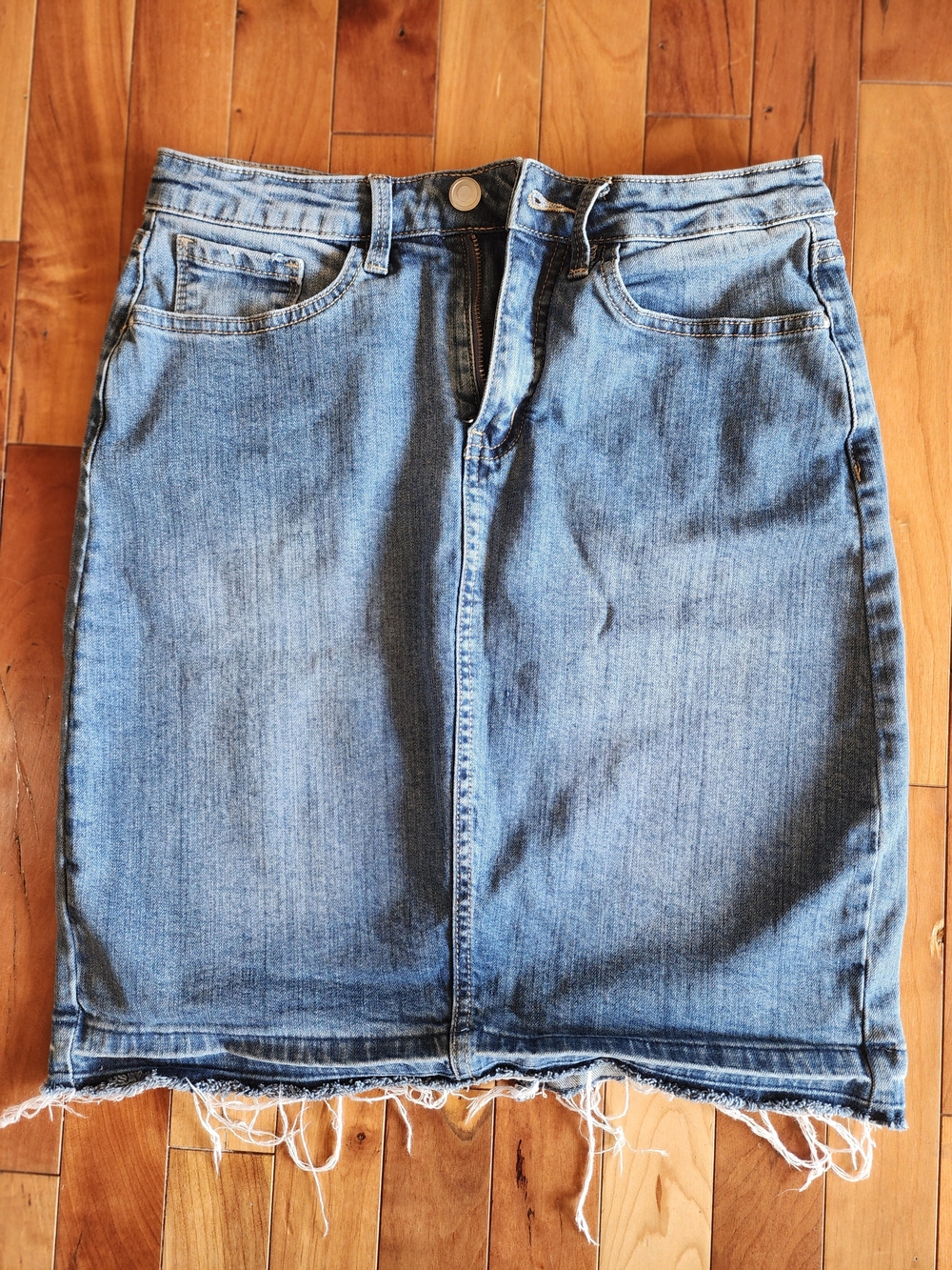 Contemporaine Size 2 Distressed Light Wash Denim Mini Skirt  Frayed Hem Grunge
